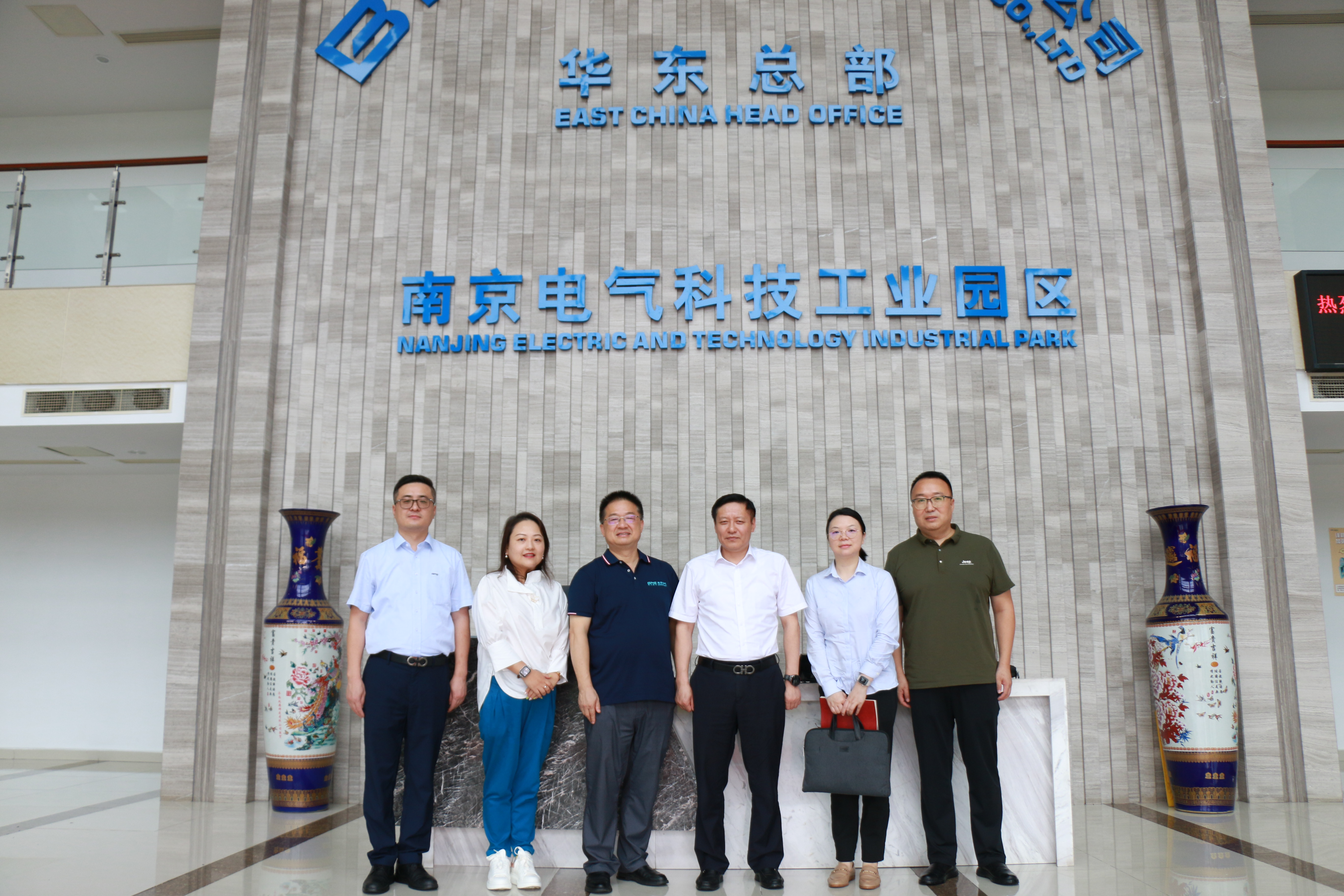 南京联通党委书记、总司理丁徐和一行 莅临pg电子座谈交流_pg电子